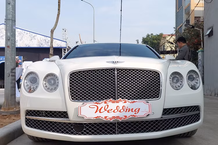 Còn Rolls-Royce Ghost được trang bị động cơ V12, dung tích 6,6 lít, tăng áp kép, cho công suất tối đa 562 mã lực và mô-men xoắn cực đại 780 Nm. Động cơ kết hợp cùng hộp số tự động ZF 8 cấp, nhờ đó, Rolls-Royce Ghost mất khoảng 5 giây để tăng tốc lên 100 km/h từ vị trí xuất phát. Vận tốc tối đa 250 km/h.