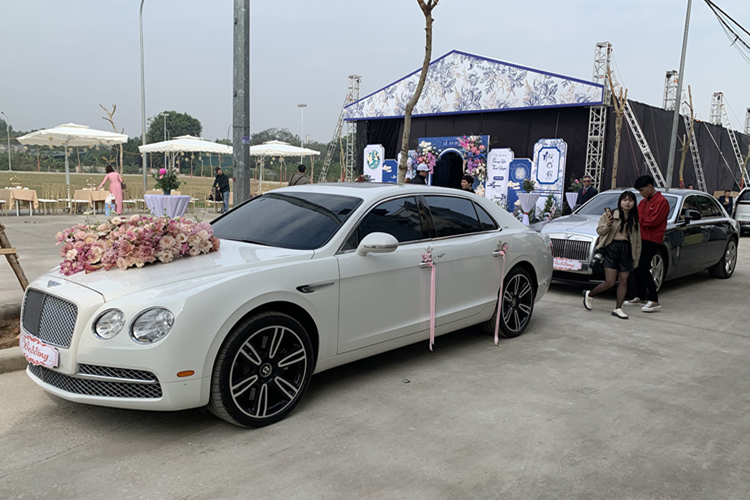 Chiếc xe siêu sang Bentley Flying Spur sử dụng động cơ V8, tăng áp kép, dung tích 4.0 lít, sản sinh công suất tối đa 500 mã lực tại vòng tua máy 6.000 vòng/phút và mô-men xoắn cực đại 660 Nm.