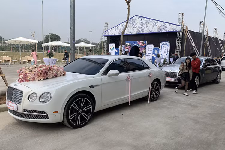 Chiếc xe siêu sang Bentley Flying Spur sử dụng động cơ V8, tăng áp kép, dung tích 4.0 lít, sản sinh công suất tối đa 500 mã lực tại vòng tua máy 6.000 vòng/phút và mô-men xoắn cực đại 660 Nm.