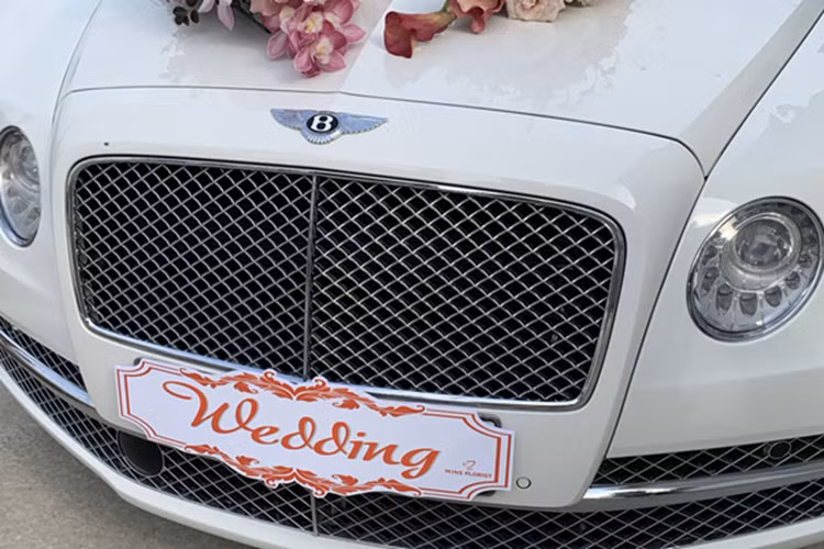 Sức mạnh của Bentley Flying Spur V8 được truyền tới bánh thông qua hộp số tự động ZF 8 cấp, nhờ đó, chiếc xe siêu sang này chỉ mất khoảng thời gian 5 giây để tăng tốc lên 100 km/h từ vị trí xuất phát trước khi đạt tốc độ tối đa 294 km/h.