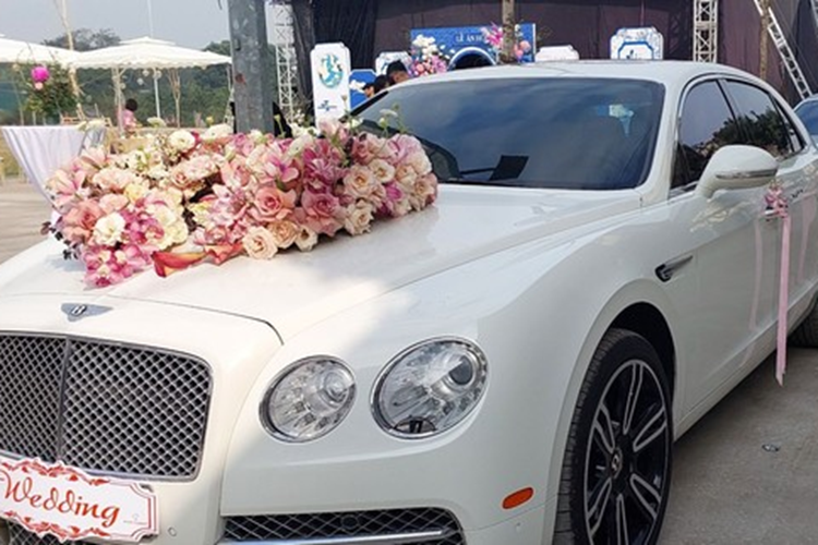 Được biết, cả hai mẫu xe siêu sang rước dâu tại đám hỏi của tiền vệ Quang Hải và Chu Thanh Huyền đều là xe của một doanh nghiệp tư nhân cho mượn. Dự đoán, tổng trị giá bộ đôi xe siêu sang Bentley Flying Spur và Rolls-Royce Ghost đời cũ này khoảng hơn 30 tỷ đồng.