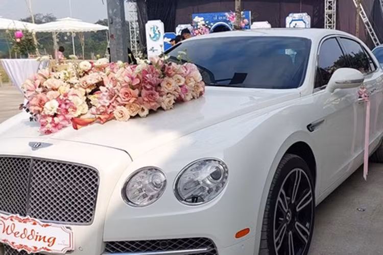Được biết, cả hai mẫu xe siêu sang rước dâu tại đám hỏi của tiền vệ Quang Hải và Chu Thanh Huyền đều là xe của một doanh nghiệp tư nhân cho mượn. Dự đoán, tổng trị giá bộ đôi xe siêu sang Bentley Flying Spur và Rolls-Royce Ghost đời cũ này khoảng hơn 30 tỷ đồng.