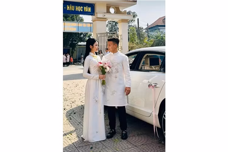 Ngoài chiếc xe siêu sang của thương hiệu Bentley làm xe rước dâu của Quang Hải ra, trong đoàn còn có 1 chiếc xe khác, mang thương hiệu Rolls-Royce, đó là dòng Ghost, thuộc thế hệ đầu tiên.