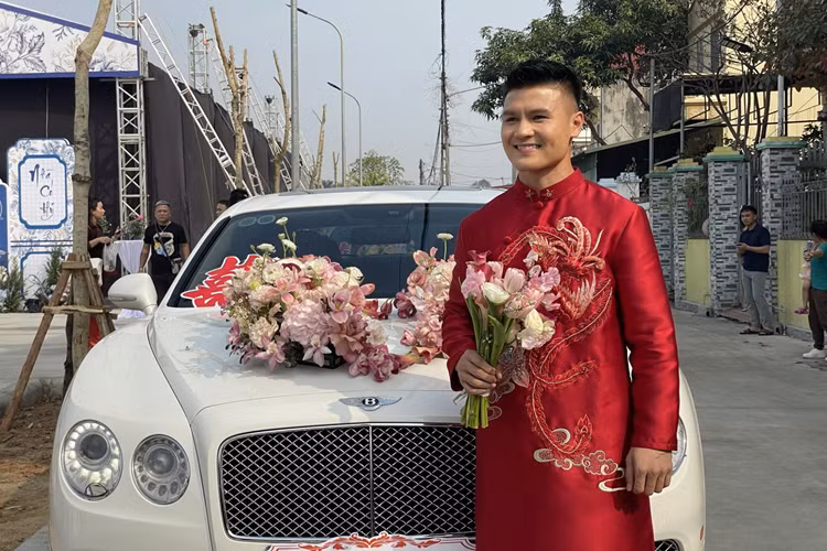 Vào ngày 1/1/2024 vừa qua, tiền vệ Quang Hải đã tổ chức lễ ăn hỏi với bạn gái hot girl sau nhiều năm tìm hiểu, trong ngày vui trọng đại của mình, chàng tiền vệ với chân trái khéo léo được mệnh danh là "Messi Việt Nam" đã mượn người quen 2 chiếc xe siêu sang Bentley và Rolls-Royce đắt tiền làm xe đưa dâu.