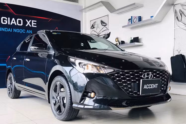 Nằm bên dưới nắp ca-pô của Hyundai Accent là động cơ xăng Kappa 1.4L MPI, sản sinh công suất tối đa 100 mã lực và mô-men xoắn cực đại 132 Nm, kết hợp với hộp số sàn 6 cấp hoặc số tự động 6 cấp.