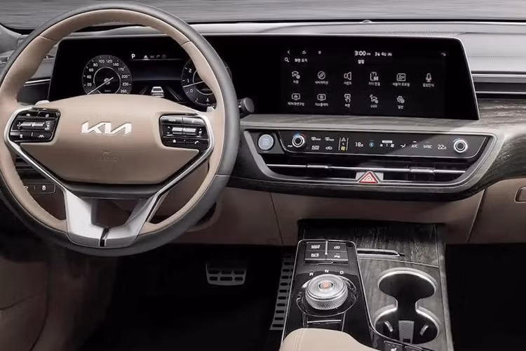 Ở thế hệ trước, nội thất của Kia K8 có điểm nhấn là màn hình kép liền mạch 12,3 inch cùng màn hình HUD kích thước 12 inch, có hỗ trợ công nghệ an toàn chủ động ADAS.