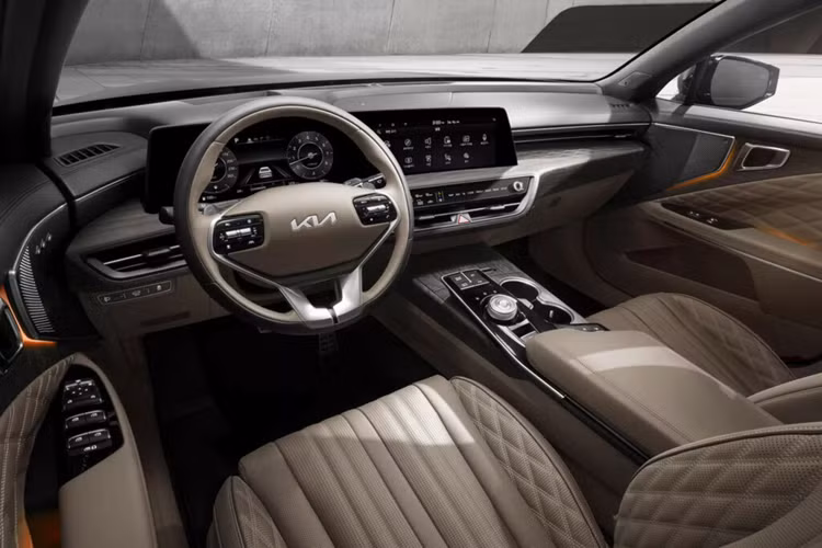 Đến nay, hãng xe Kia vẫn chưa công bố bất kỳ hình ảnh nào về nội thất của K8 2025 thế hệ kế tiếp, tuy nhiên sẽ có vài chi tiết nhỏ được làm mới "sang, xịn, mịn" hơn so với trước đây.