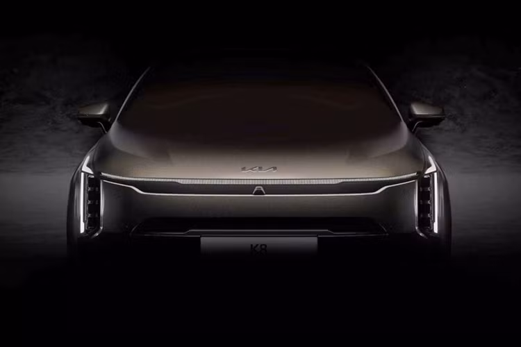 Kia K8 là mẫu sedan cỡ lớn thứ 2 sau K9 thay thế cho Cadenza/K7 ngừng sản xuất tại thị trường Bắc Mỹ. Kia K8 hạng sang được xem là người “anh em” của với Hyundai Grandeur/Azera (ra mắt vào năm 2021).