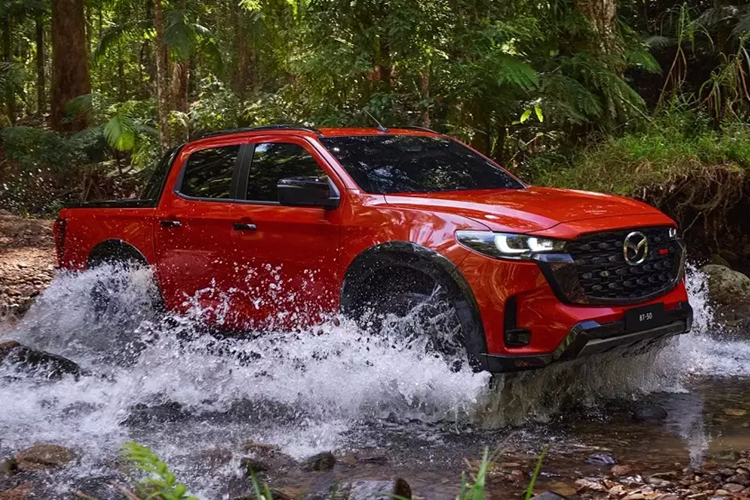 Những chi tiết mới của mẫu xe này chủ yếu tập trung vào khu vực đầu xe. Tại đây, bán tải Mazda BT-50 2025 được trang bị lưới tản nhiệt mới thể thao hơn. Lưới tản nhiệt này được sơn màu đen bóng và có điểm nhấn màu đỏ tương phản, tương tự CX-5 cũng như Mazda2. Bao quanh lưới tản nhiệt là viền dày dặn và cũng được sơn màu đen bóng.