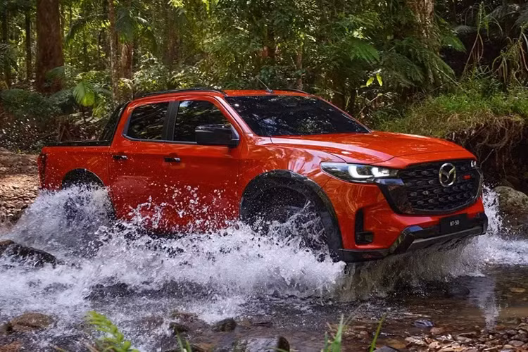 Những chi tiết mới của mẫu xe này chủ yếu tập trung vào khu vực đầu xe. Tại đây, bán tải Mazda BT-50 2025 được trang bị lưới tản nhiệt mới thể thao hơn. Lưới tản nhiệt này được sơn màu đen bóng và có điểm nhấn màu đỏ tương phản, tương tự CX-5 cũng như Mazda2. Bao quanh lưới tản nhiệt là viền dày dặn và cũng được sơn màu đen bóng.