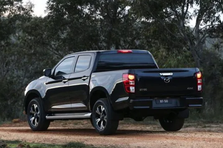 Trong khi đó, hệ thống hỗ trợ giữ làn đường giờ đây có thể phát hiện lề đường dù không có vạch kẻ. Đáng tiếc là động cơ của Mazda BT-50 2025 không có gì mới. Tại thị trường Úc, xe dùng động cơ diesel tăng áp, dung tích 3.0L với công suất tối đa 190 mã lực và mô-men xoắn cực đại 450 Nm. Trong thời gian tới, có thể xe sẽ được bổ sung động cơ mild hybrid mới như Isuzu D-Max ở thị trường Thái Lan.