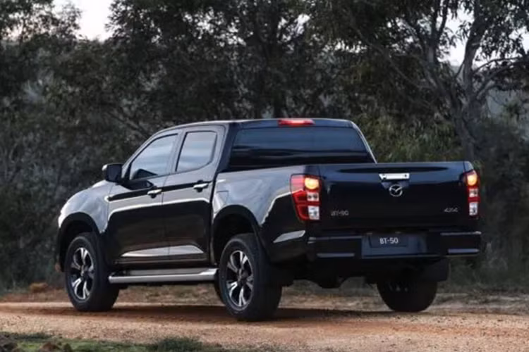 Trong khi đó, hệ thống hỗ trợ giữ làn đường giờ đây có thể phát hiện lề đường dù không có vạch kẻ. Đáng tiếc là động cơ của Mazda BT-50 2025 không có gì mới. Tại thị trường Úc, xe dùng động cơ diesel tăng áp, dung tích 3.0L với công suất tối đa 190 mã lực và mô-men xoắn cực đại 450 Nm. Trong thời gian tới, có thể xe sẽ được bổ sung động cơ mild hybrid mới như Isuzu D-Max ở thị trường Thái Lan.