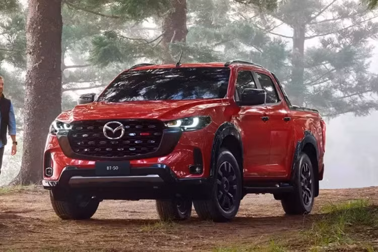 Mazda đã chính thức vén màn phiên bản mới của dòng xe bán tải BT-50 ở thị trường Úc. Theo hãng Mazda, đây là sự kiện ra mắt toàn cầu của mẫu xe này. Đúng như hình ảnh do hãng công bố trước đó, Mazda BT-50 2025 mới đã được thay đổi nhẹ ở thiết kế ngoại thất.