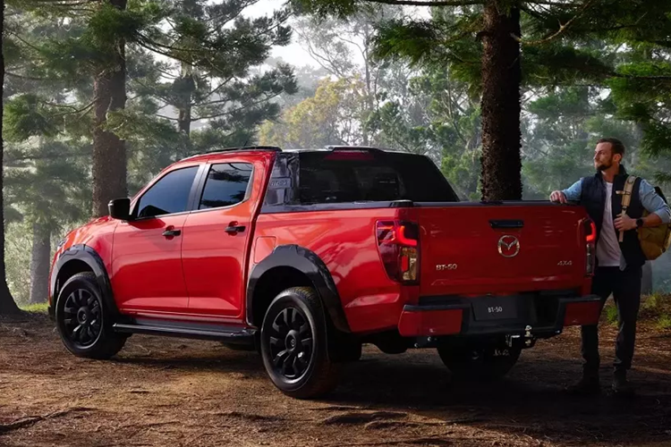 Không chỉ tiện nghi hơn, Mazda BT-50 2025 còn được bổ sung những tính năng an toàn mới. Theo đó, xe được trang bị hệ thống phanh khẩn cấp tự động nâng cấp với camera âm thanh nổi mới, cho phép phát hiện thêm cả mô tô và người đi bộ ở giao lộ. Camera lùi của xe đi kèm thấu kính được phủ một lớp film chống nước, mang đến hình ảnh rõ ràng hơn trong điều kiện thời tiết ẩm ướt.