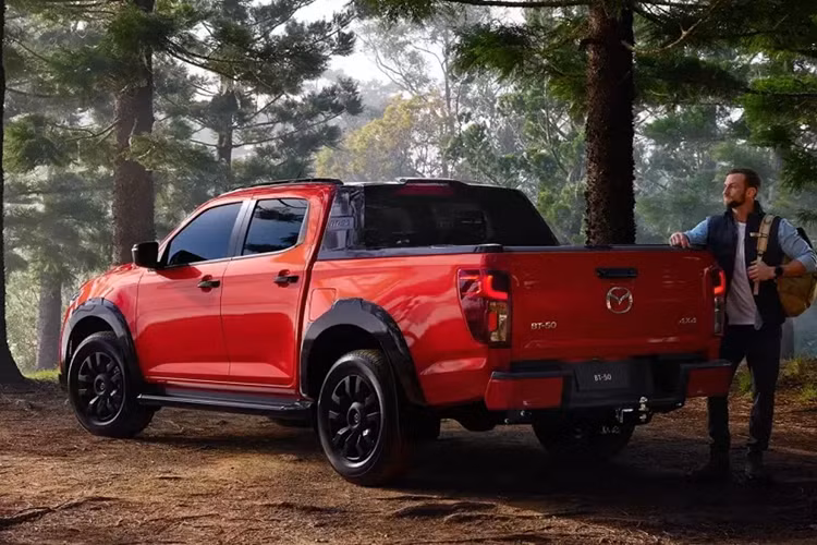 Không chỉ tiện nghi hơn, Mazda BT-50 2025 còn được bổ sung những tính năng an toàn mới. Theo đó, xe được trang bị hệ thống phanh khẩn cấp tự động nâng cấp với camera âm thanh nổi mới, cho phép phát hiện thêm cả mô tô và người đi bộ ở giao lộ. Camera lùi của xe đi kèm thấu kính được phủ một lớp film chống nước, mang đến hình ảnh rõ ràng hơn trong điều kiện thời tiết ẩm ướt.
