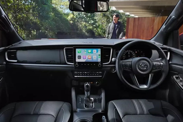 Bộ vành này có thiết kế đa chấu và sơn màu đen ấn tượng hơn. Nâng cấp còn lại của Mazda BT-50 2025 nằm ở cửa cốp sau và cụm đèn hậu mới. Bên trong xe, Mazda BT-50 2025 chỉ có một số thay đổi như màn hình cảm ứng trung tâm với phần mềm mới, tương tự Isuzu D-Max, bảng đồng hồ và chất liệu bọc ghế.