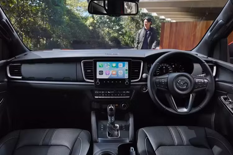 Bộ vành này có thiết kế đa chấu và sơn màu đen ấn tượng hơn. Nâng cấp còn lại của Mazda BT-50 2025 nằm ở cửa cốp sau và cụm đèn hậu mới. Bên trong xe, Mazda BT-50 2025 chỉ có một số thay đổi như màn hình cảm ứng trung tâm với phần mềm mới, tương tự Isuzu D-Max, bảng đồng hồ và chất liệu bọc ghế.