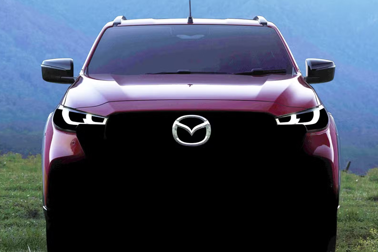 Trong khi đó, màn hình thông tin giải trí lại có thể hiển thị góc nghiêng thực tế của vô lăng và tình trạng của hệ thống cảnh báo áp suất lốp. Ngoài ra, xe còn được trang bị cổng sạc USB Type C và phím cơ chỉnh âm lượng/radio cải tiến. Trong khi đó, các tính năng chính của hệ thống thông tin giải trí được chỉnh bằng nút cảm ứng thay vì phím vật lý.