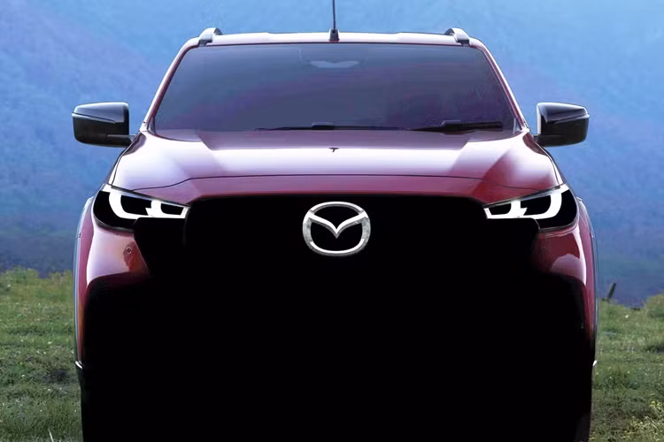 Trong khi đó, màn hình thông tin giải trí lại có thể hiển thị góc nghiêng thực tế của vô lăng và tình trạng của hệ thống cảnh báo áp suất lốp. Ngoài ra, xe còn được trang bị cổng sạc USB Type C và phím cơ chỉnh âm lượng/radio cải tiến. Trong khi đó, các tính năng chính của hệ thống thông tin giải trí được chỉnh bằng nút cảm ứng thay vì phím vật lý.