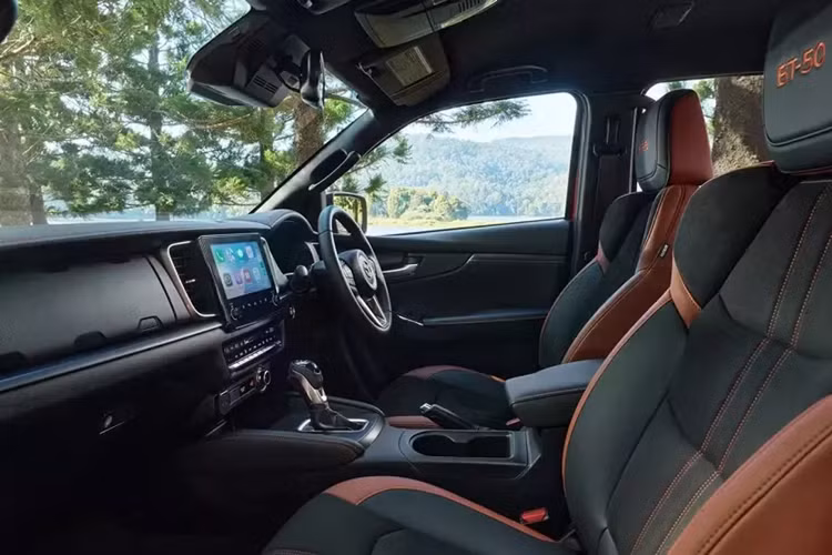 Ở bản cao cấp, màn hình thông tin giải trí của xe có kích thước 9 inch, hỗ trợ kết nối Apple CarPlay và Android Auto không dây nhờ phần mềm mới. Màn hình đa thông tin 7 inch nằm giữa 2 đồng hồ cơ, hiển thị những thông tin lái như công-tơ-mét, nhiên liệu và vòng tua máy.