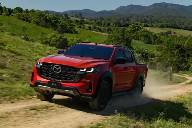 Nối liền với lưới tản nhiệt là cụm đèn pha mới, tích hợp 2 dải đèn LED định vị ban ngày hình chữ "L", giống hệt với Mazda CX-5 và CX-8. Thay đổi tiếp theo ở khu vực đầu xe nằm ở cản trước với ốp gầm sơn màu bạc mới. Không có gì ngạc nhiên khi khu vực bên sườn của mẫu xe bán tải này vẫn giữ nguyên như trước, trừ vành la-zăng.