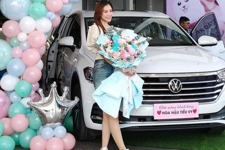 Với thiết kế sang trọng và không gian nội thất đầy đủ tiện nghi, Volkswagen Viloran thế hệ mới dần trở thành sự lựa chọn của nhiều người nổi tiếng. Mới đây, Hoa hậu Tiểu Vy đã trở thành chủ nhân của chiếc MPV mang thương hiệu Đức này ở tuổi 23.