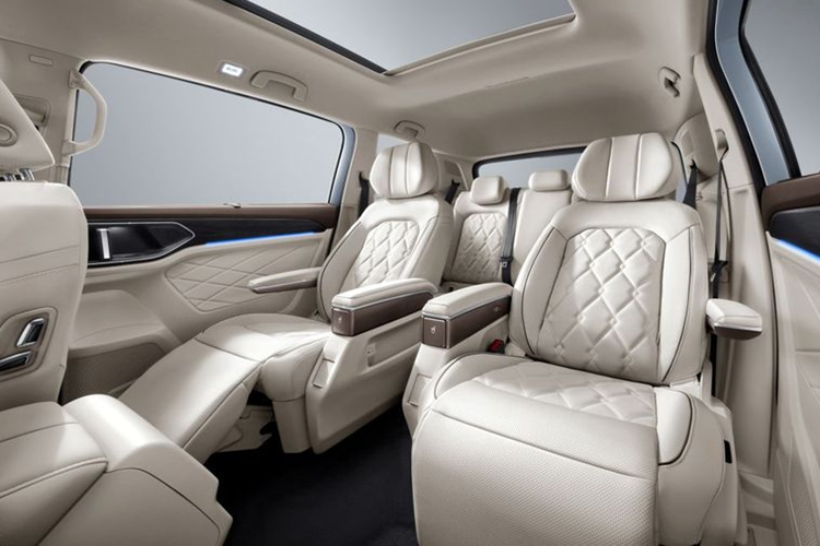 Xe có hàng ghế thứ 2 được bọc da cao cấp, đi cùng thiết kế kiểu thương gia. Hàng ghế này có bệ tì tay riêng, khay để ly, khay để điện thoại, cổng sạc, hộc chứa đồ và có lối đi ở giữa.