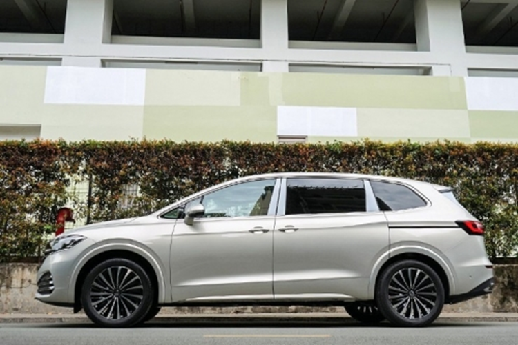 Volkswagen Viloran chỉ có duy nhất động cơ xăng 2.0L tăng áp, cho ra công suất 220 mã lực tại dải vòng tua 4.900-6.700 vòng/phút và mô-men xoắn cực đại 350 Nm tại dải vòng tua 1.600-4.300 vòng/phút. Đi kèm với đó là hộp số ly hợp kép DSG 7 cấp.