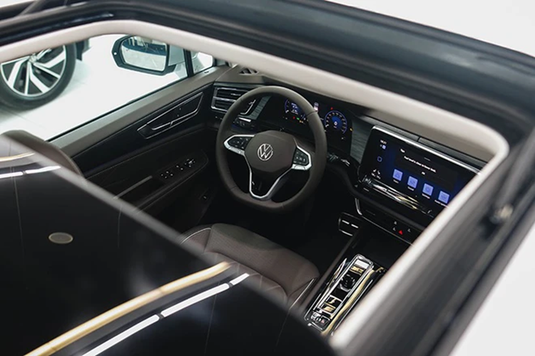 VW Viloran cũng sở hữu khá nhiều trang bị hiện đại. Mặt taplo ốp gỗ, kết hợp các chi tiết mạ crôm tạo cảm giác sang trọng. Phía sau vô-lăng là màn hình đồng hồ lái kích thước 10,3 inch. Màn hình giải trí trung tâm 12 inch hỗ trợ điều khiển bằng cử chỉ (tính năng gần giống trên BMW).