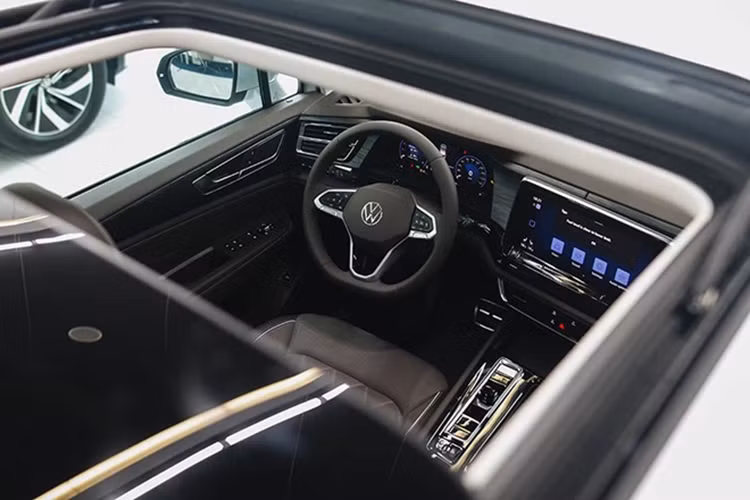 VW Viloran cũng sở hữu khá nhiều trang bị hiện đại. Mặt taplo ốp gỗ, kết hợp các chi tiết mạ crôm tạo cảm giác sang trọng. Phía sau vô-lăng là màn hình đồng hồ lái kích thước 10,3 inch. Màn hình giải trí trung tâm 12 inch hỗ trợ điều khiển bằng cử chỉ (tính năng gần giống trên BMW).