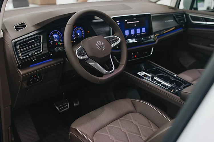 Đèn viền nội thất Ambient Lighting 30 màu. Cần số và phanh đỗ đều là dạng điện tử. Ghế lái chỉnh điện tích hợp tính năng năng nhớ vị trí.