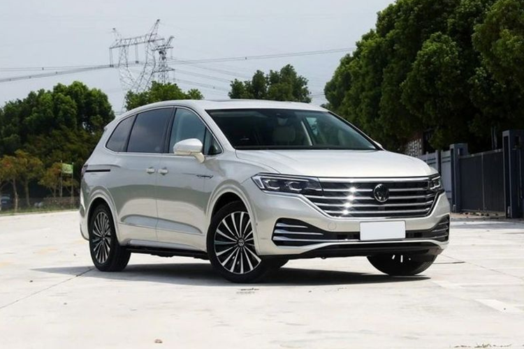 Tiểu Vy là một trong những hoa hậu hoạt động năng nổ nhất hiện nay. Cô gái sinh năm 2000 này còn lấn sân sang một số lĩnh vực khác như đóng phim, làm đại sứ thương hiệu và trình diễn thời trang.