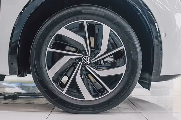 Sự chăm chỉ của Tiểu Vy giúp cho cô sở hữu cơ ngơi đáng mơ ước dù tuổi đời còn rất trẻ. Được biết, hồi tháng 6/2023, hoa hậu đã bỏ ra một số tiền để mua nhà tặng bố mẹ. Volkswagen Viloran của Hoa hậu Tiểu Vy được phát triển dựa trên nền tảng khung gầm MQB, với chiều dài x rộng x cao lần lượt là 5.346 x 1.976 x 1.781 mm.