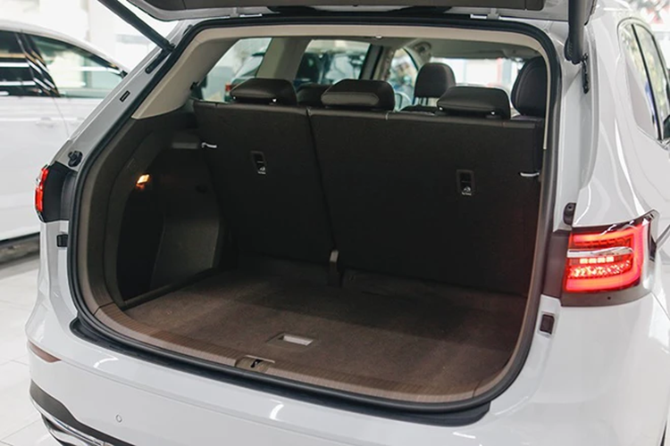 So với Hyundai Custin và Kia Carnival, mẫu MPV 7 chỗ Viloran có kích thước nhỉnh hơn. Mẫu MPV sở hữu ngôn ngữ thiết kế mang đậm nét đặc trưng của Volkswagen với điểm nhấn là cụm lưới tản nhiệt V-Line mạ chrome bắt mắt.