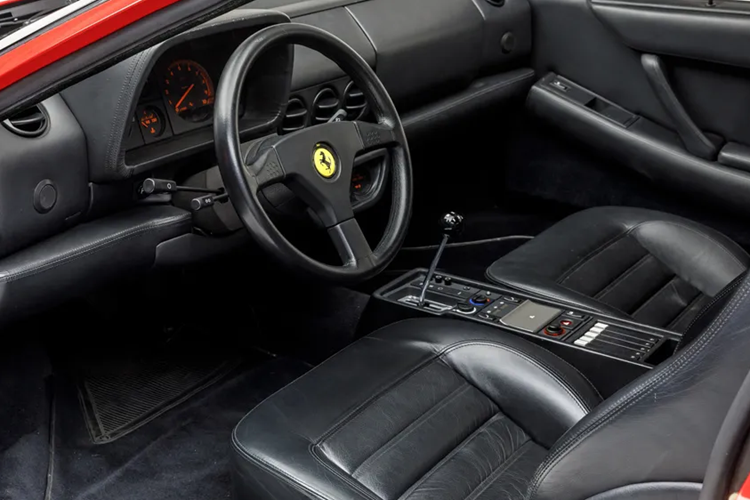 Lốp trước của xe có kích thước khiêm tốn khiến chiếc xe trở nên rất nhanh khi vào cua. Tuy nhiên, khả năng xử lý tốc độ cao của xe còn rất ổn định nhờ vào kích thước động cơ, vị trí phía trên hộp số và cấu hình đặt giữa. 