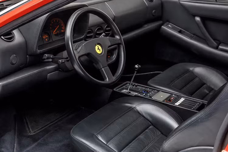 Lốp trước của xe có kích thước khiêm tốn khiến chiếc xe trở nên rất nhanh khi vào cua. Tuy nhiên, khả năng xử lý tốc độ cao của xe còn rất ổn định nhờ vào kích thước động cơ, vị trí phía trên hộp số và cấu hình đặt giữa. 