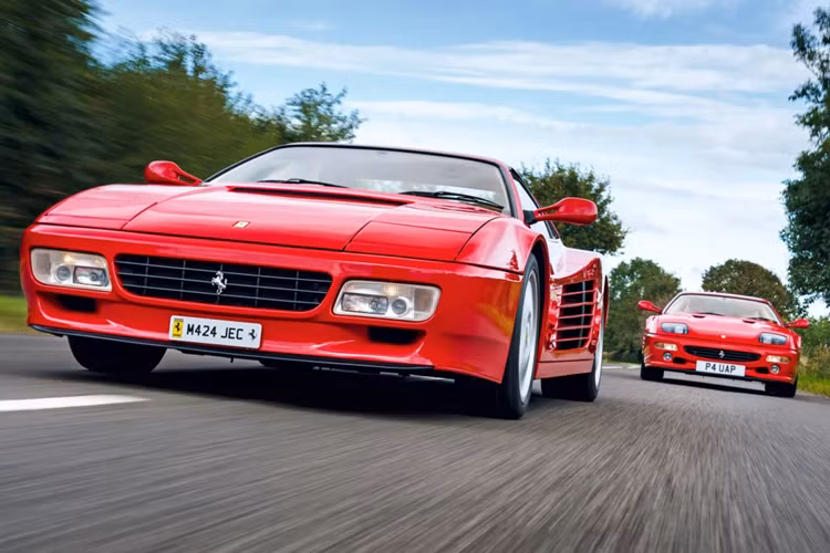 Với thiết kế hiện đại hơn, Testarossa rộng hơn 152mm ở phía sau so với phiên bản tiền nhiệm, chính vì vậy các cửa hút gió bên hông dốc lên và các thanh bảo vệ đã được các nhà thiết kế đã tăng gấp đôi tỷ lệ với các trụ và đặc biệt là phần sau phẳng và rộng. 