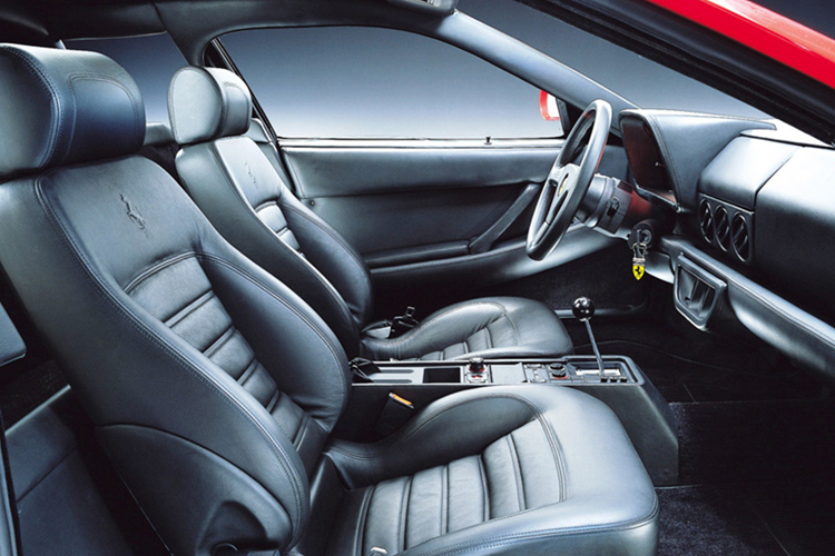 Chiếc xe mới xuất hiện chỉ vài tháng sau GTO, nhấn mạnh vị thế của Ferrari tái định vị một cách tinh tế chiếc xe mui trần 12 xi-lanh thành một chiếc GT cũng như một siêu xe. Testarossa cũng là mẫu xe được tối ưu hóa về cảm giác lái khi vô lăng xe không có trợ lực sẽ nhẹ đi khi tốc độ tăng lên. 