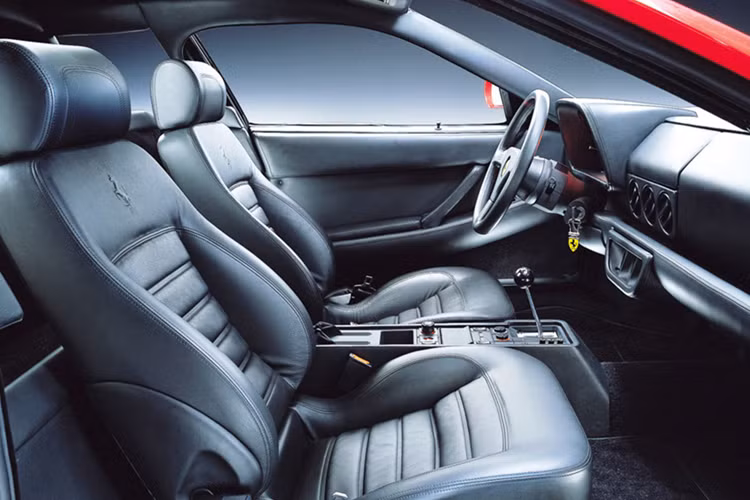 Chiếc xe mới xuất hiện chỉ vài tháng sau GTO, nhấn mạnh vị thế của Ferrari tái định vị một cách tinh tế chiếc xe mui trần 12 xi-lanh thành một chiếc GT cũng như một siêu xe. Testarossa cũng là mẫu xe được tối ưu hóa về cảm giác lái khi vô lăng xe không có trợ lực sẽ nhẹ đi khi tốc độ tăng lên. 