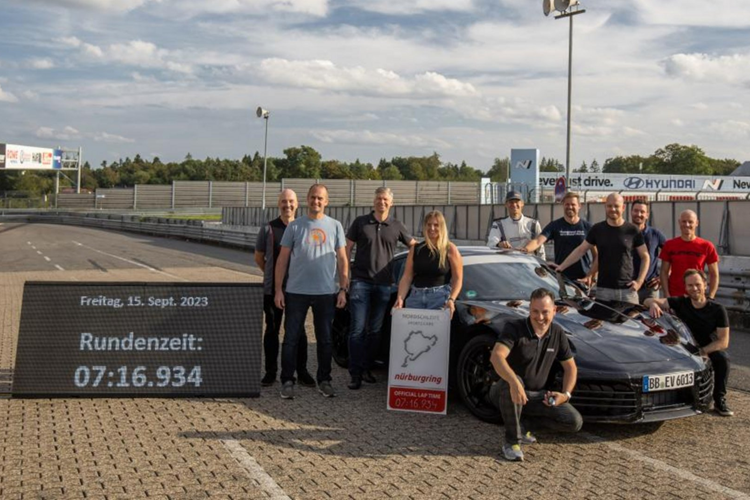 Porsche đã đưa những chiếc 911 với hệ thống hybrid này đi thử nghiệm khắp nơi trên thế giới, từ nơi lạnh cóng đến những vùng “nóng như thiêu đốt”. Tổng quãng đường thử nghiệm lên tới hơn 5 triệu km.