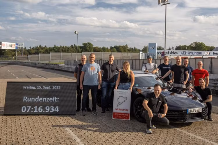 Porsche đã đưa những chiếc 911 với hệ thống hybrid này đi thử nghiệm khắp nơi trên thế giới, từ nơi lạnh cóng đến những vùng “nóng như thiêu đốt”. Tổng quãng đường thử nghiệm lên tới hơn 5 triệu km.