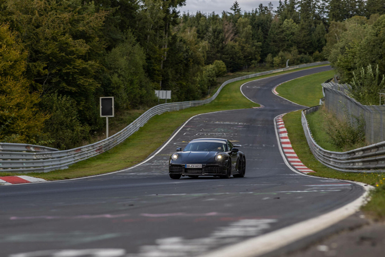 Được biết với Porsche 911 hybrid 2025, phần mô-tơ điện sẽ chỉ mang tính chất hỗ trợ cho động cơ xăng và sẽ được kết hợp cùng với động cơ hiện hành trên những chiếc 911 Carrera, chứ không tách ra thành một phiên bản riêng biệt.