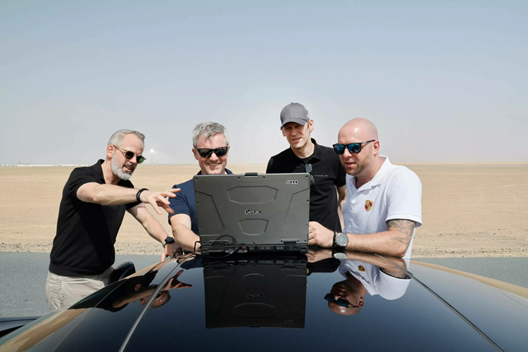 Chiếc xe thử nghiệm được trang bị lốp tiêu chuẩn, cùng với bộ phụ kiện khí động học AeroKit với cánh gió sau cố định đã có sẵn như một tùy chọn cho một số phiên bản 911 hiện nay. Bergmeister cho biết: “911 mới đã trở nên nhanh hơn đáng kể trên đường đua.