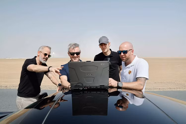 Chiếc xe thử nghiệm được trang bị lốp tiêu chuẩn, cùng với bộ phụ kiện khí động học AeroKit với cánh gió sau cố định đã có sẵn như một tùy chọn cho một số phiên bản 911 hiện nay. Bergmeister cho biết: “911 mới đã trở nên nhanh hơn đáng kể trên đường đua.