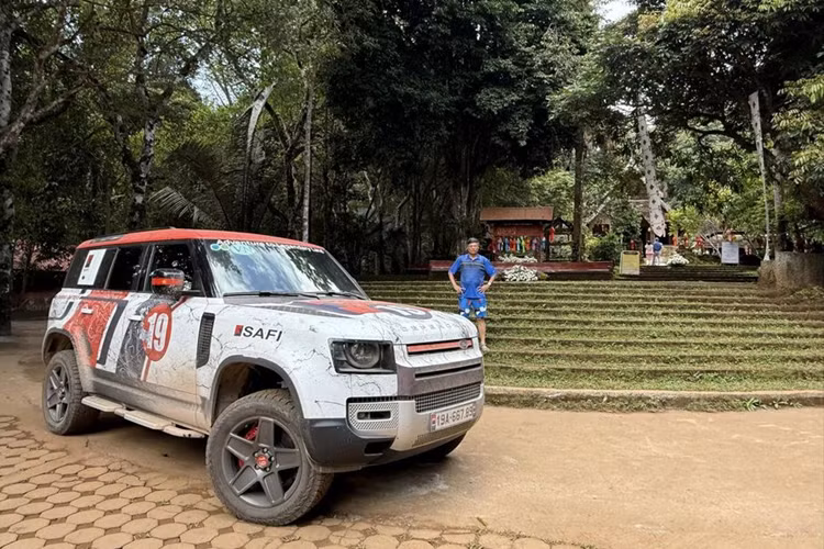 Mới đây, anh vừa hoàn thành thêm một hành trình xuyên quốc gia nữa, lần này là với chiếc xe SUV địa hình Land Rover Defender 75th Limited Edition bản đặc biệt với một hành trình cũng thật đặc biệt.