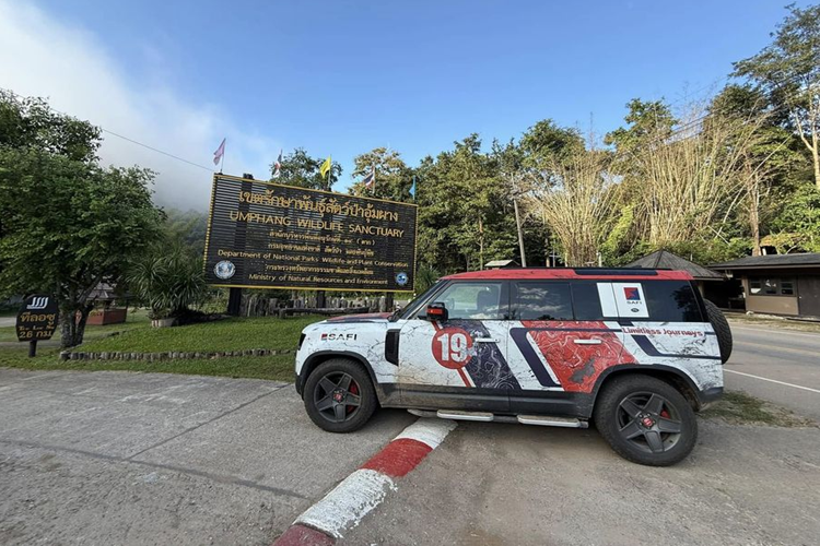 Anh Hoàng Anh đã cùng chiếc Defender 75th Limited Edition của mình xuyên suốt toàn bộ hành trình, chiếc xe được chạy trên nhiều dạng địa hình khác nhau, bao gồm đường quốc lộ, đường đèo dốc và địa hình khó.