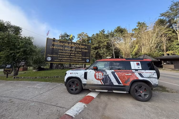 Anh Hoàng Anh đã cùng chiếc Defender 75th Limited Edition của mình xuyên suốt toàn bộ hành trình, chiếc xe được chạy trên nhiều dạng địa hình khác nhau, bao gồm đường quốc lộ, đường đèo dốc và địa hình khó.