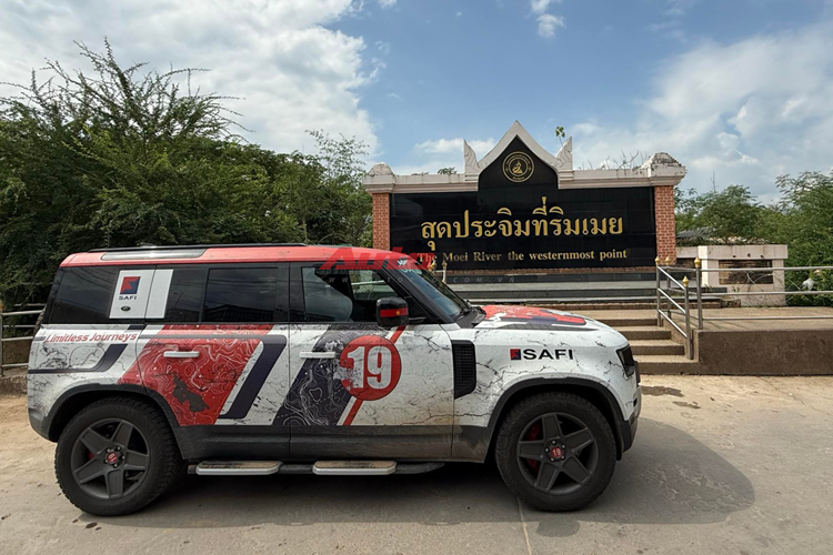 Tại thị trường Việt Nam, giá xe Land Rover Defender 75th Limited Edition phiên bản đặc biệt này được phân phối chính hãng với mức khởi điểm 7,359 tỷ đồng, chưa bao gồm các tùy chọn.
