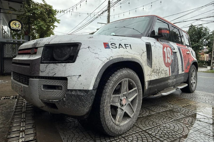 Theo đánh giá của anh, động cơ xe vận hành tốt ở mọi loại địa hình đã đi qua. Tuy nhiên việc chuyển chế độ lái của chiếc SUV hơi phức tạp và không có lẫy chuyển số sau vô lăng là những điểm khiến anh chưa ưng ý.