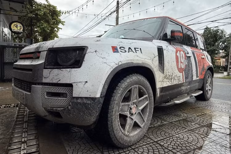 Theo đánh giá của anh, động cơ xe vận hành tốt ở mọi loại địa hình đã đi qua. Tuy nhiên việc chuyển chế độ lái của chiếc SUV hơi phức tạp và không có lẫy chuyển số sau vô lăng là những điểm khiến anh chưa ưng ý.